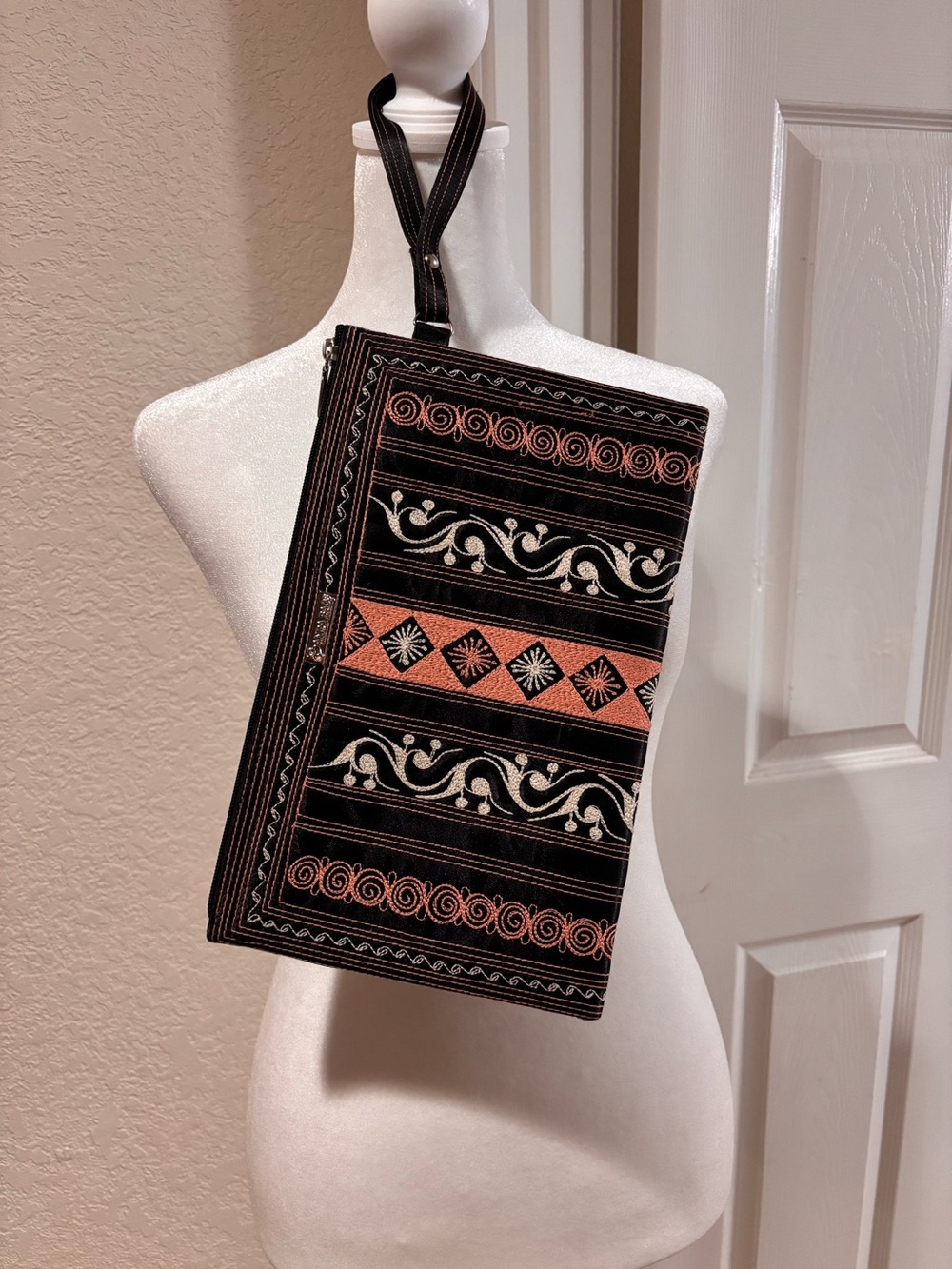 NWT!!!!💕BANDA BAGS Black & Pink Embroidered Wristlet💕🌷